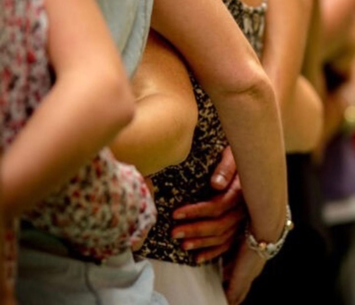 Imagen de personas participando en taller de biodanza